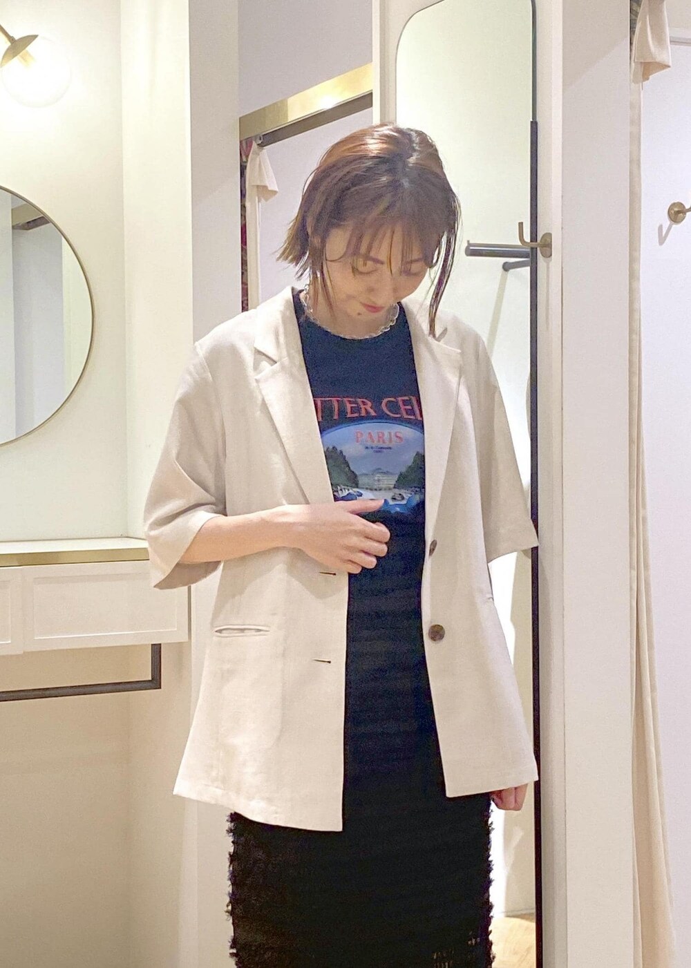 ブラック系のサンダル、ブラック系のTシャツ/カットソー、シルバー系のトートバッグを着用したレディースの夏コーディネートの4枚目の写真