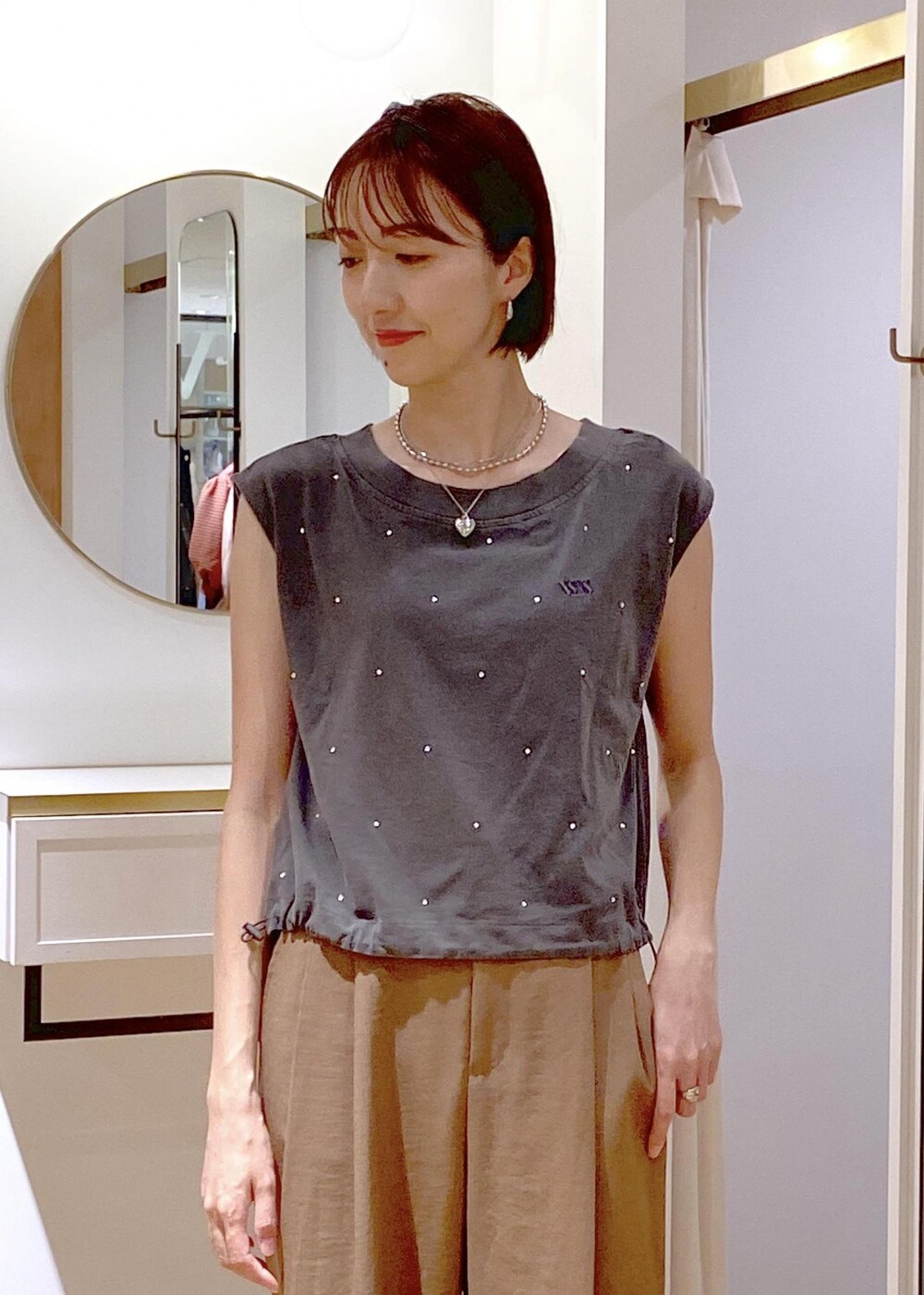 ブラック系のキャミソール、ブラック系のサンダル、ブラック系のショルダーバッグを着用したレディースの夏コーディネートの5枚目の写真