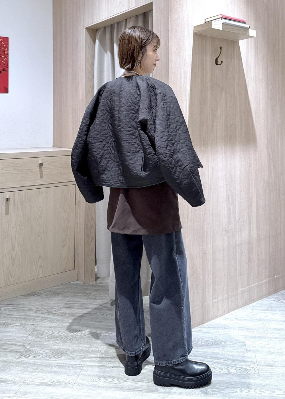 ピンク系のボストンバッグ、ブラック系のブーツ、ブラック系のブルゾンを着用したレディースの秋コーディネートの5枚目の写真