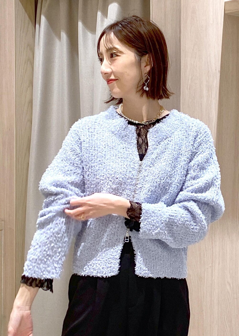 ブラック系のパンプス、ブルー系のカーディガン/ボレロ、ブラック系のTシャツ/カットソーを着用したレディースの冬コーディネートの7枚目の写真