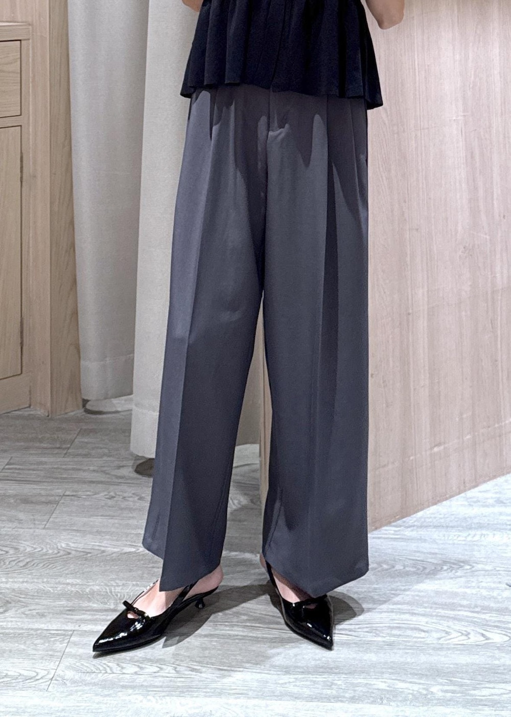 ブラウン系のショルダーバッグ、ベージュ系のキャミソール、ブラック系のパンプスを着用したレディースの夏コーディネートの5枚目の写真