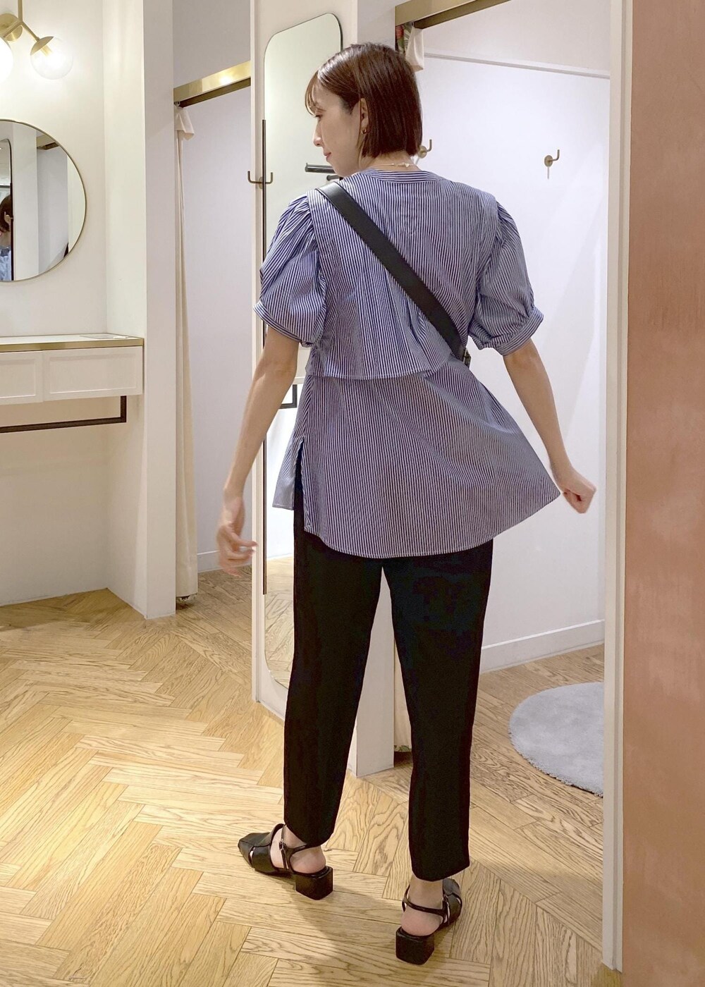 ブラック系のキャミソール、ブラック系のショルダーバッグ、ブラック系のサンダルを着用したレディースの夏コーディネートの2枚目の写真