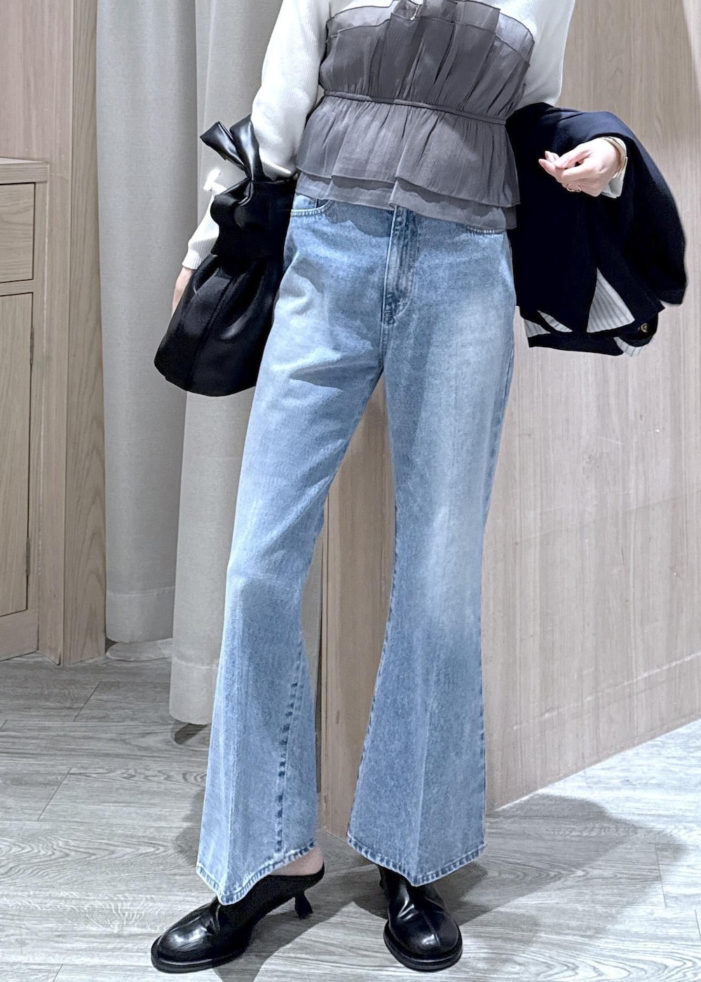 ホワイト系のニット/セーター、ブルー系のテーラードジャケット、ブルー系のデニムパンツを着用したレディースの冬コーディネートの8枚目の写真