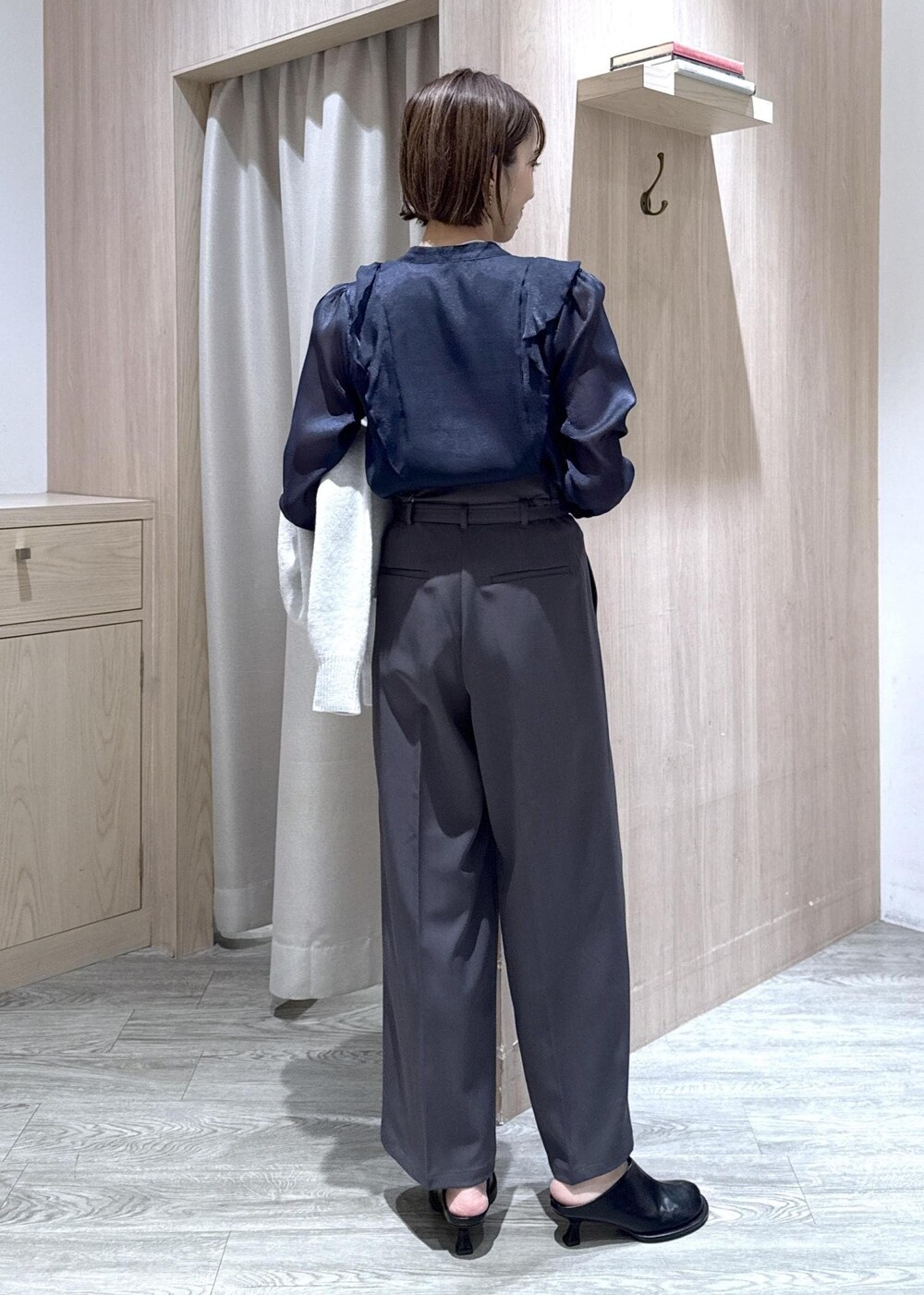 ブルー系のシャツ/ブラウス、グレー系のカーディガン/ボレロ、グレー系のその他パンツを着用したレディースの秋コーディネートの4枚目の写真