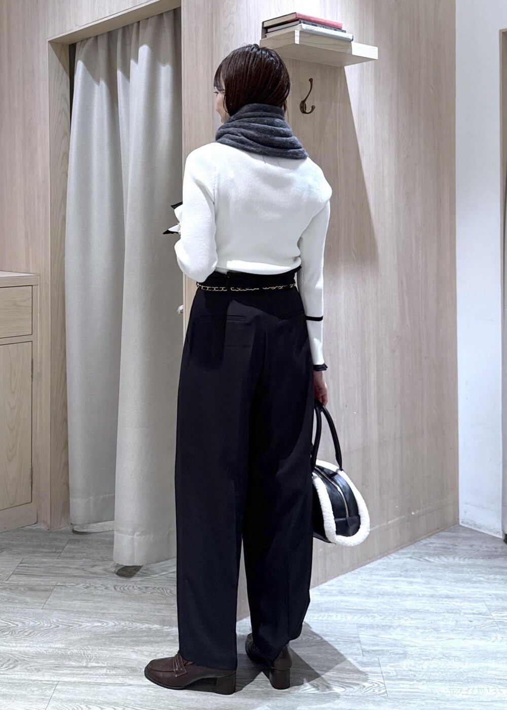 ブラック系のその他パンツ、ブラウン系のローファー、ホワイト系のニット/セーターを着用したレディースの秋コーディネートの4枚目の写真