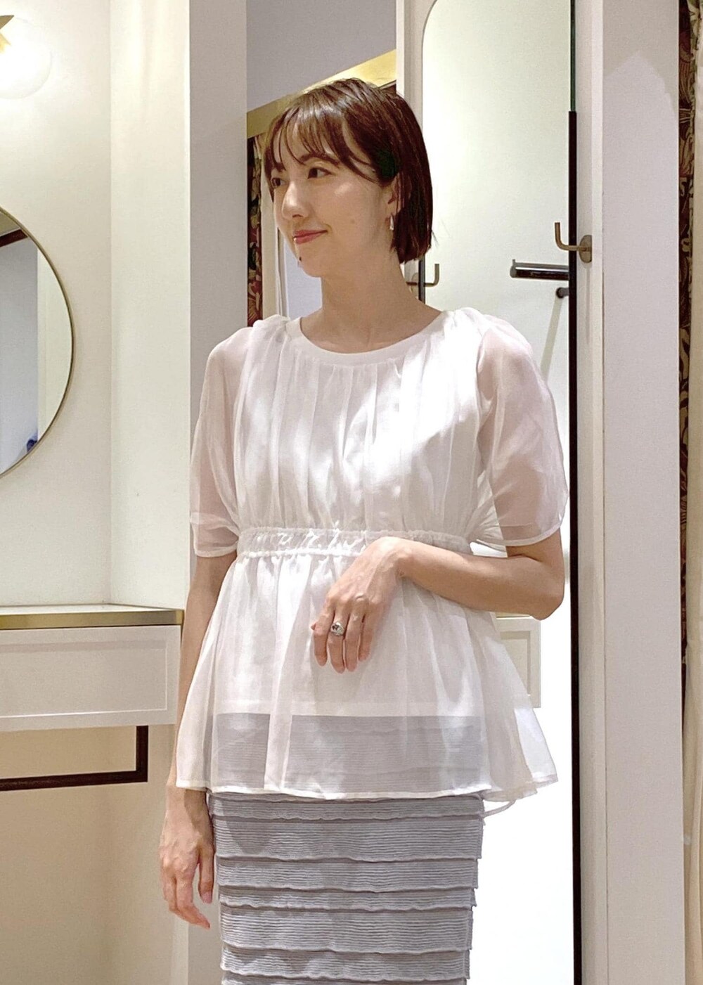 シルバー系のサンダル、シルバー系のトートバッグ、ホワイト系のTシャツ/カットソーを着用したレディースの夏コーディネートの4枚目の写真