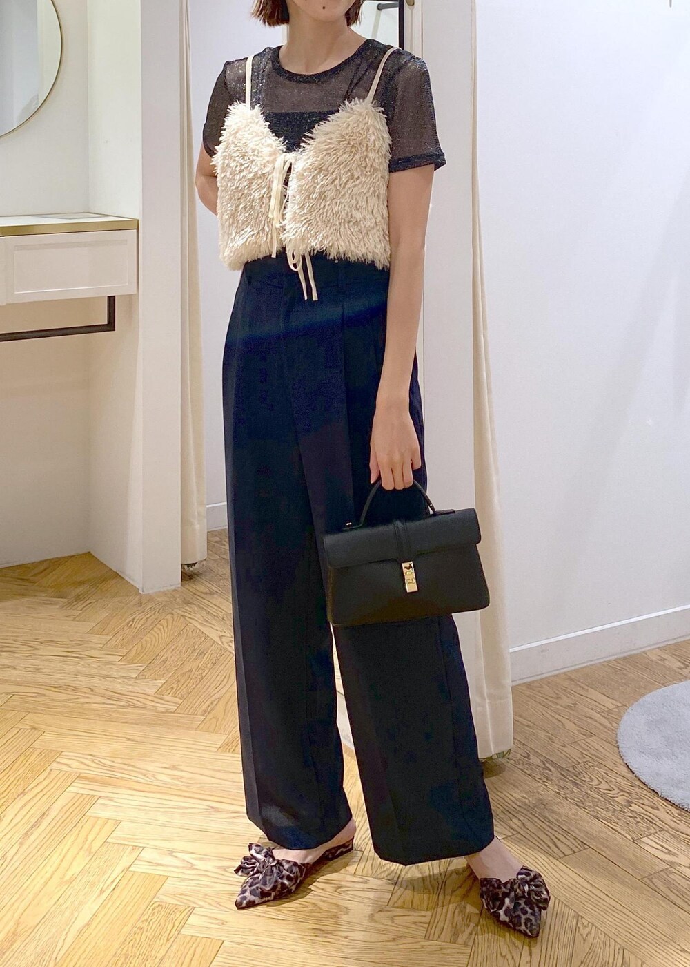 ブラック系のキャミソール、ブラック系のTシャツ/カットソー、ブルー系のスラックスを着用したレディースの夏コーディネートの4枚目の写真