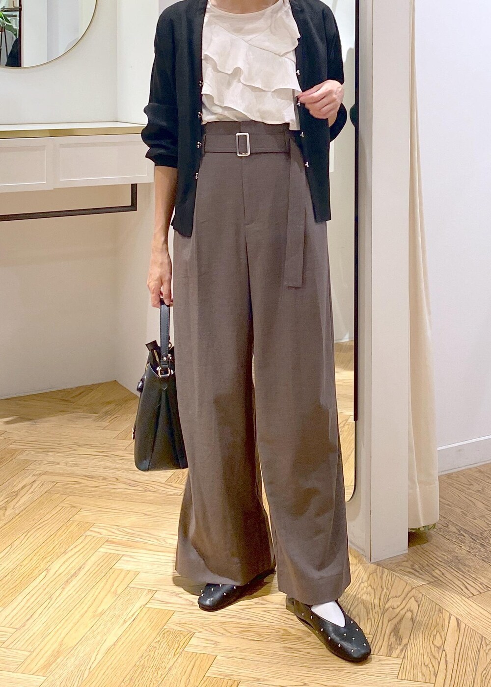 ホワイト系のシャツ/ブラウス、ブラック系のバレエシューズ、ブラック系のカーディガン/ボレロを着用したレディースの秋コーディネートの4枚目の写真