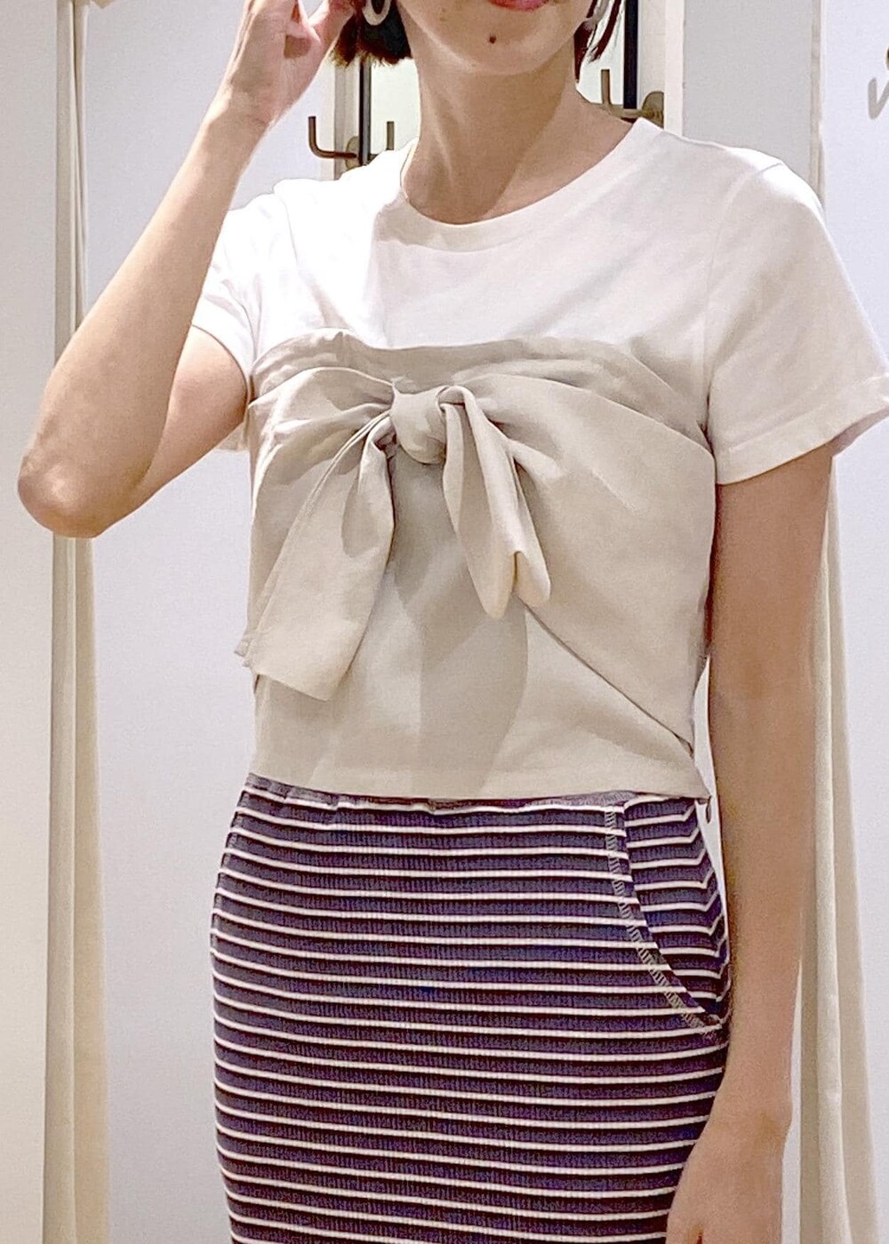 ブラック系のショルダーバッグ、ブラック系のサンダル、ブラック系のキャミソールを着用したレディースの夏コーディネートの6枚目の写真