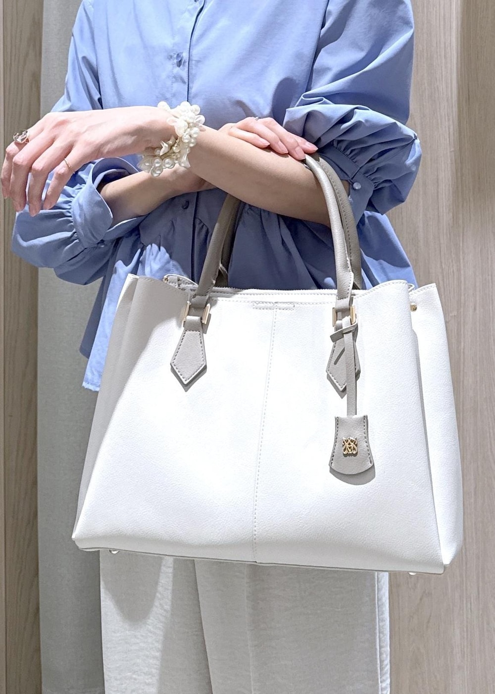ホワイト系のパンプス、ホワイト系のその他パンツ、ホワイト系のトートバッグを着用したレディースの春コーディネートの6枚目の写真
