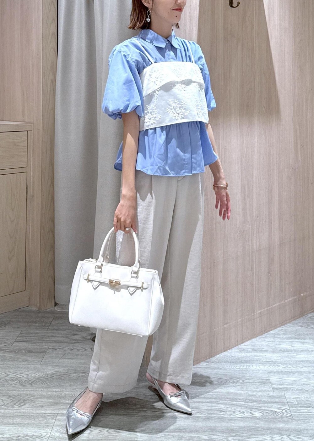 シルバー系のパンプス、ホワイト系のキャミソール、ブルー系のシャツ/ブラウスを着用したレディースの夏コーディネートの5枚目の写真