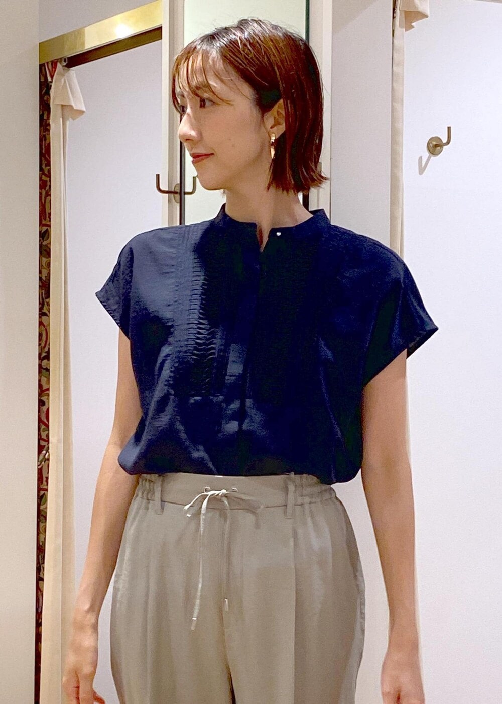 ブラック系のキャミソール、ブラック系のローファー、ブラック系のショルダーバッグを着用したレディースの夏コーディネートの6枚目の写真