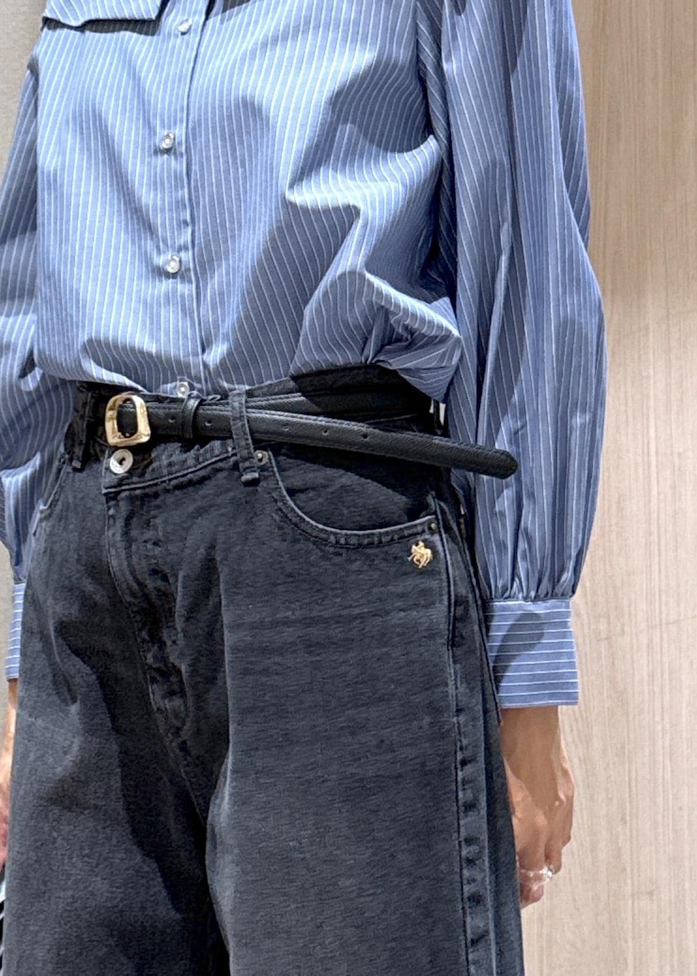 ブラック系のキャミソール、ブルー系のシャツ/ブラウス、グレー系のデニムパンツを着用したレディースの秋コーディネートの9枚目の写真