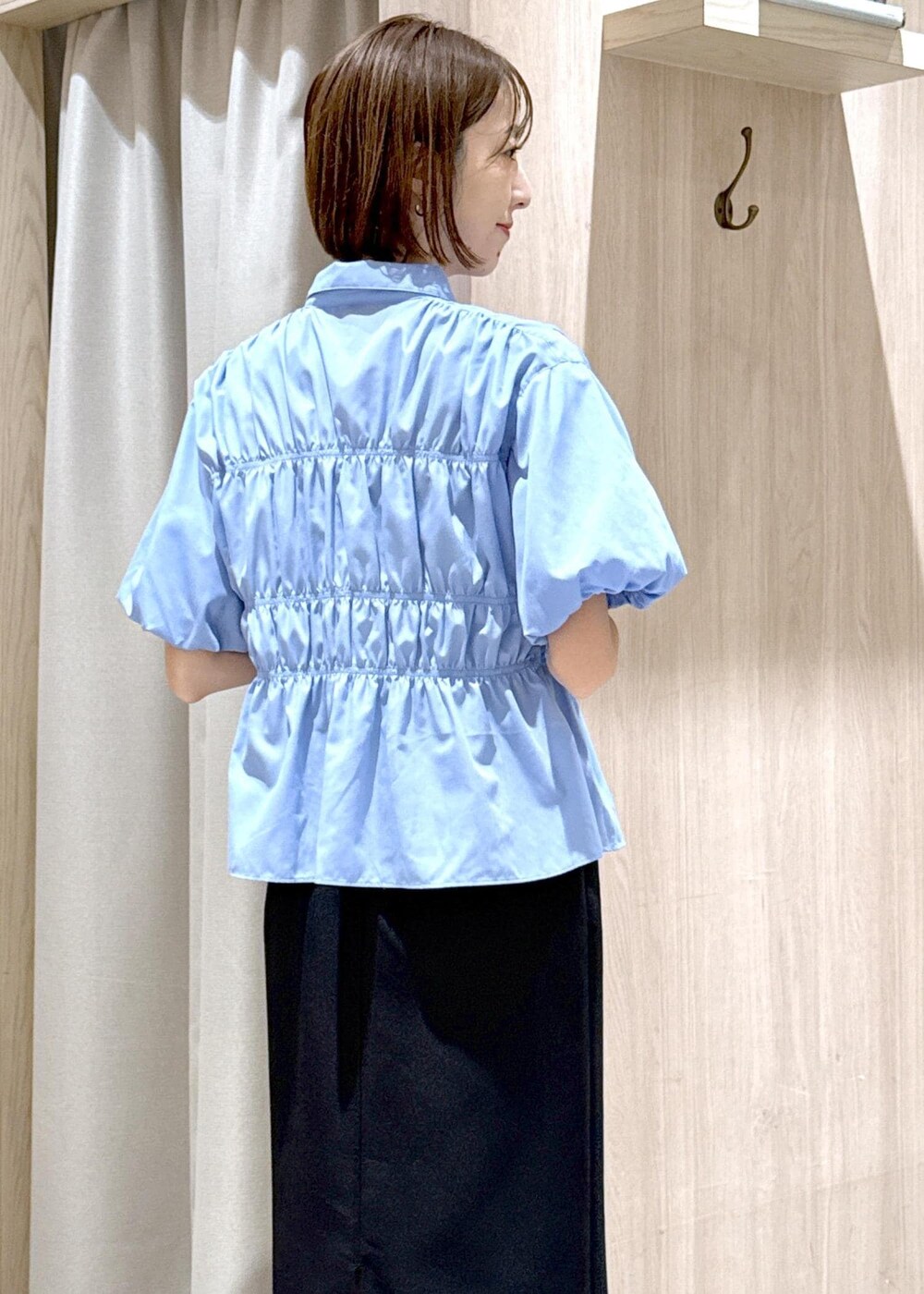 ホワイト系のカーディガン/ボレロ、ブラック系のショルダーバッグ、シルバー系のパンプスを着用したレディースの春コーディネートの7枚目の写真