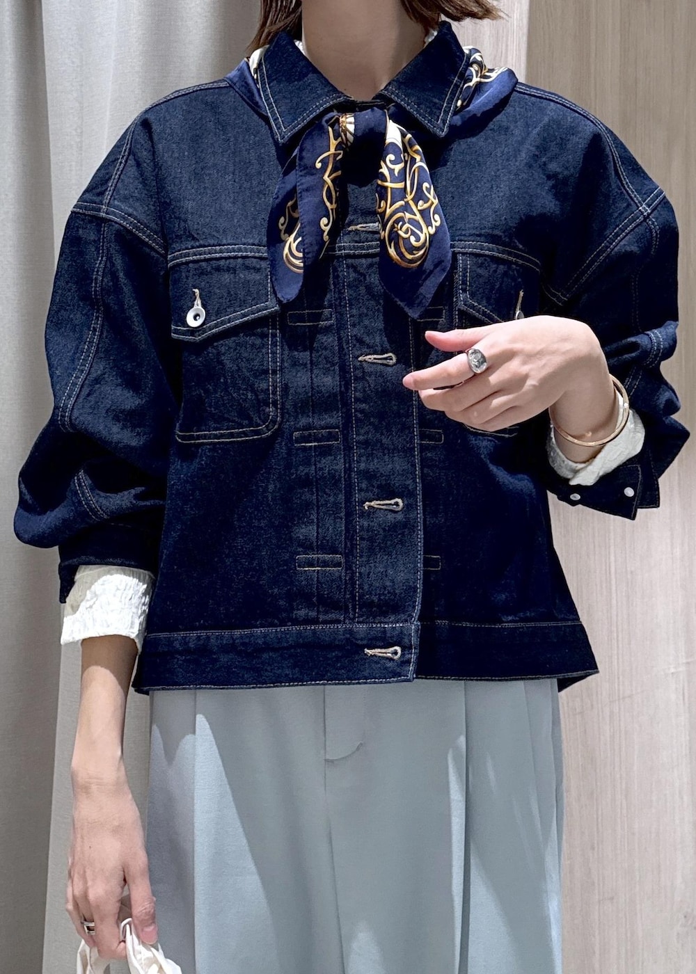 グリーン系のその他パンツ、ホワイト系のシャツ/ブラウス、ブルー系のデニムジャケットを着用したレディースの冬コーディネートの5枚目の写真