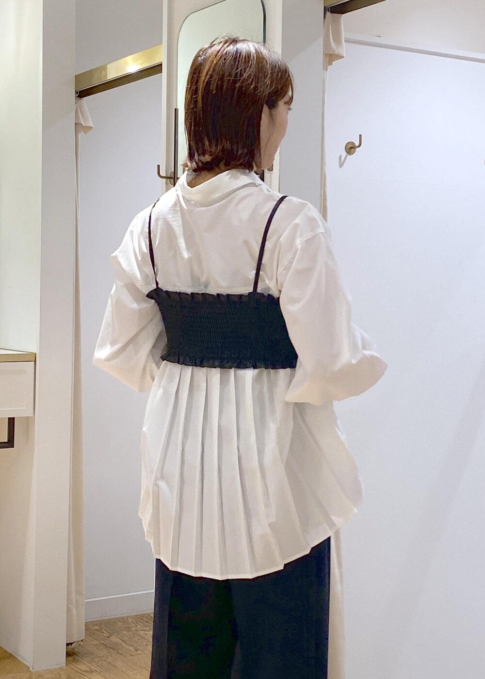 ブルー系のスラックス、ホワイト系のシャツ/ブラウス、グリーン系のハンドバッグを着用したレディースの秋コーディネートの8枚目の写真