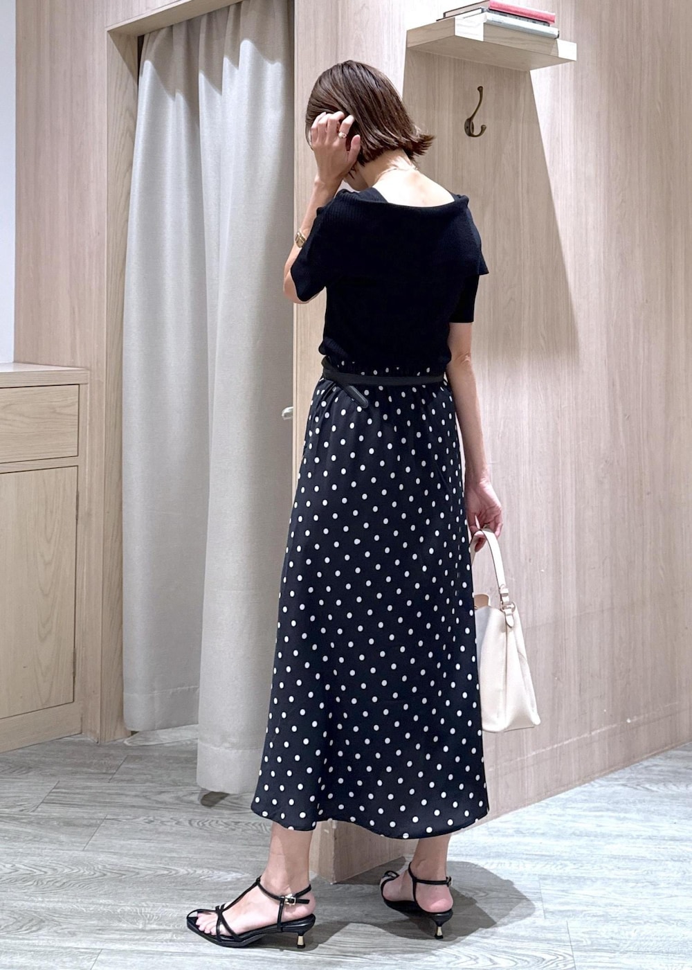 ベージュ系のショルダーバッグ、ブラック系のサンダル、ブラック系のスカートを着用したレディースの夏コーディネートの3枚目の写真