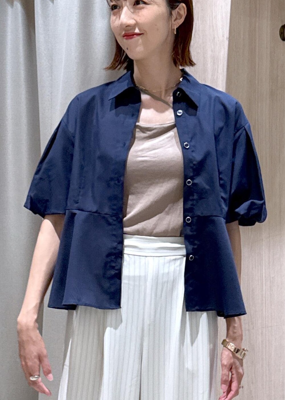 ベージュ系のキャミソール、ブラック系のサンダル、ブルー系のシャツ/ブラウスを着用したレディースの夏コーディネートの7枚目の写真