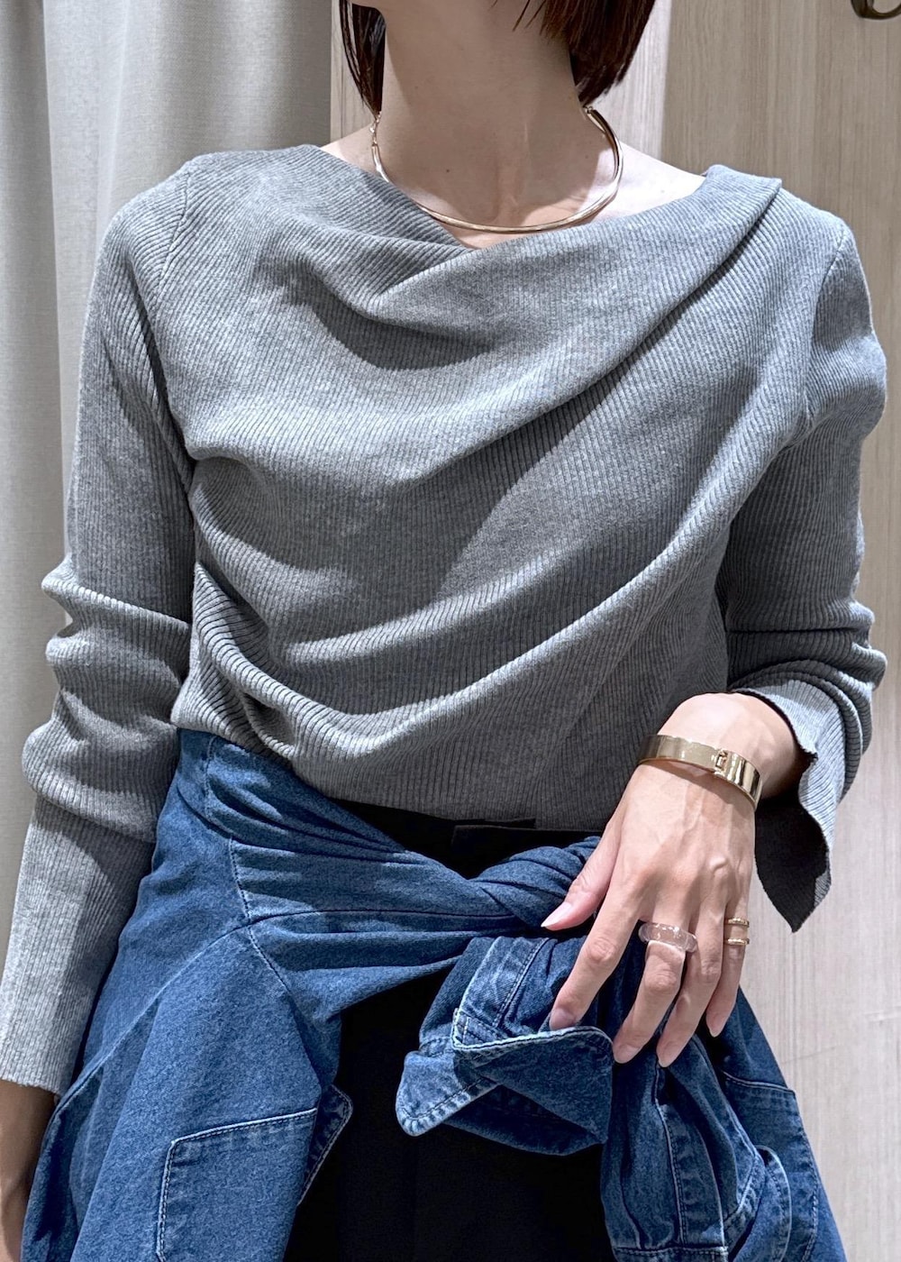 ブラック系のその他パンツ、ブラック系のパンプス、ブルー系のシャツ/ブラウスを着用したレディースの秋コーディネートの6枚目の写真