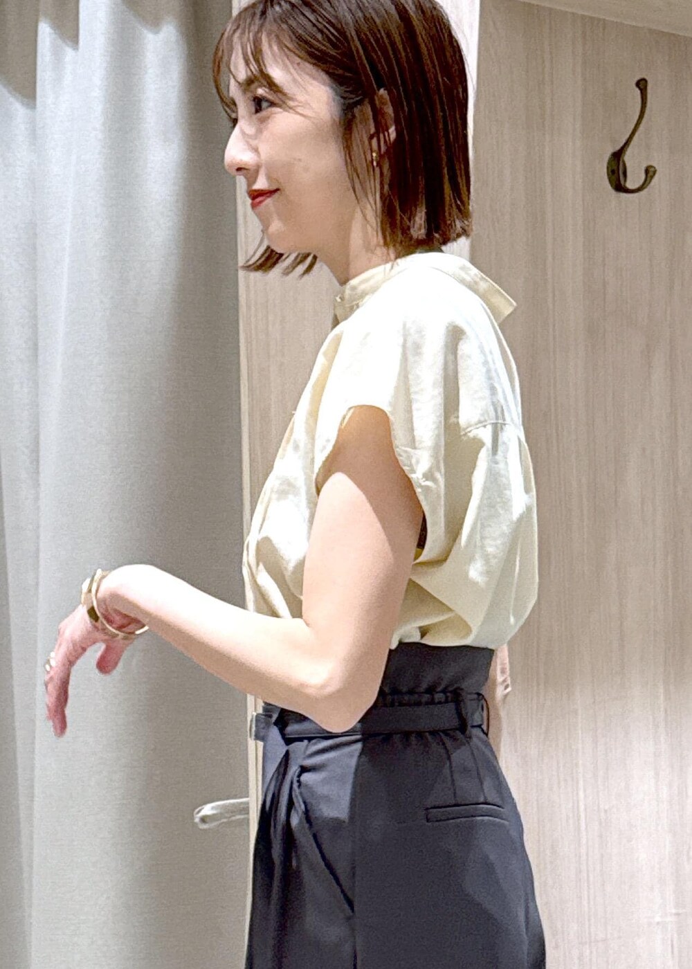 ブラック系のショルダーバッグ、ブラック系のパンプス、ホワイト系のカーディガン/ボレロを着用したレディースの春コーディネートの7枚目の写真