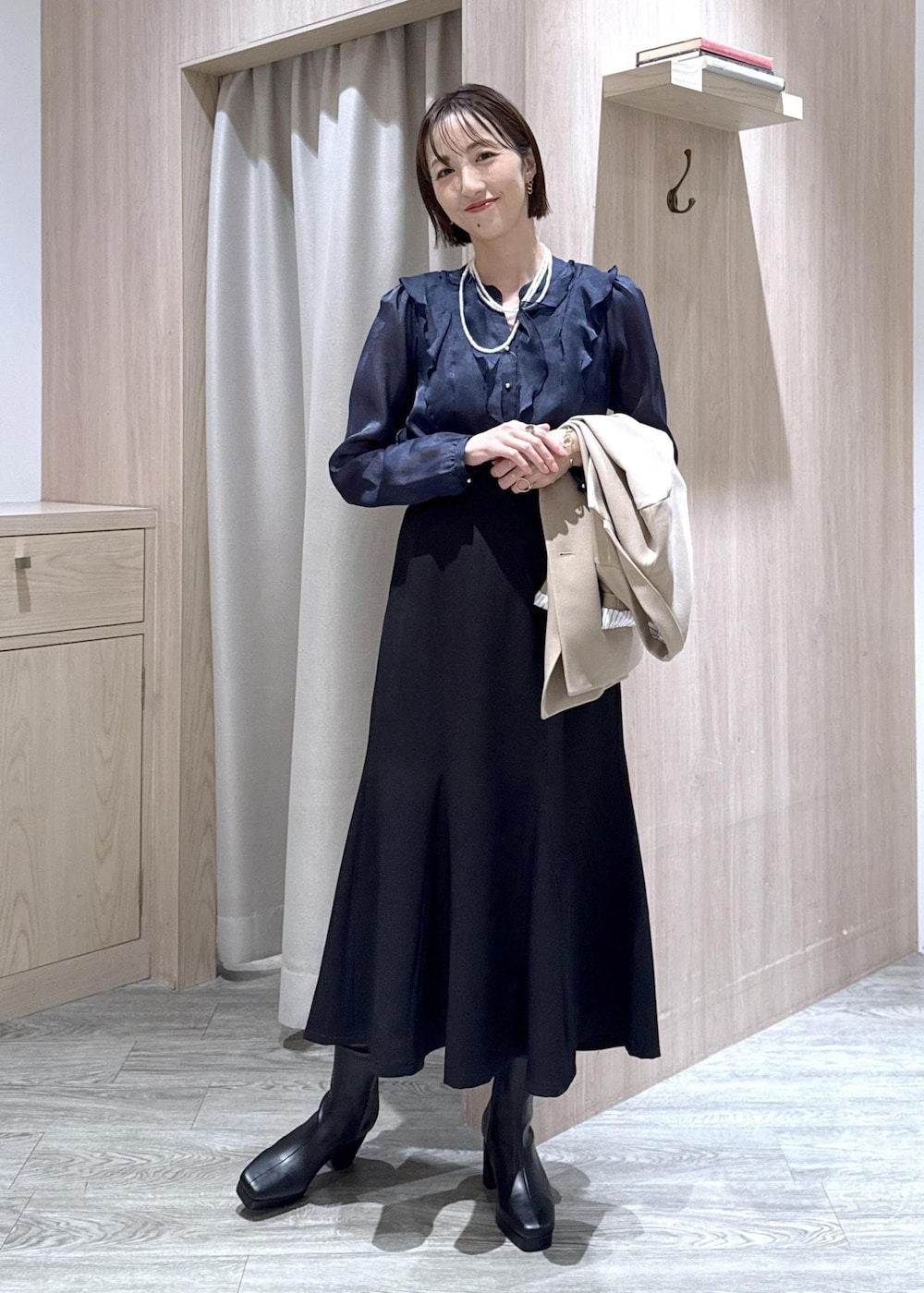 ブラック系のハンドバッグ、ブルー系のシャツ/ブラウス、ベージュ系のテーラードジャケットを着用したレディースの秋コーディネートの8枚目の写真