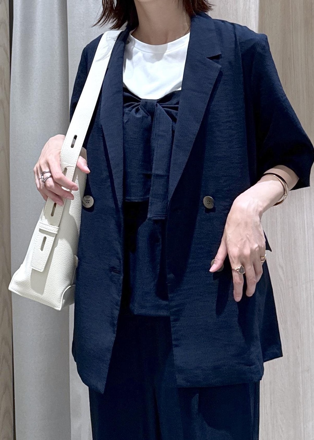 ブラック系のパンプス、ブルー系のその他パンツ、ブルー系のTシャツ/カットソーを着用したレディースの春コーディネートの5枚目の写真