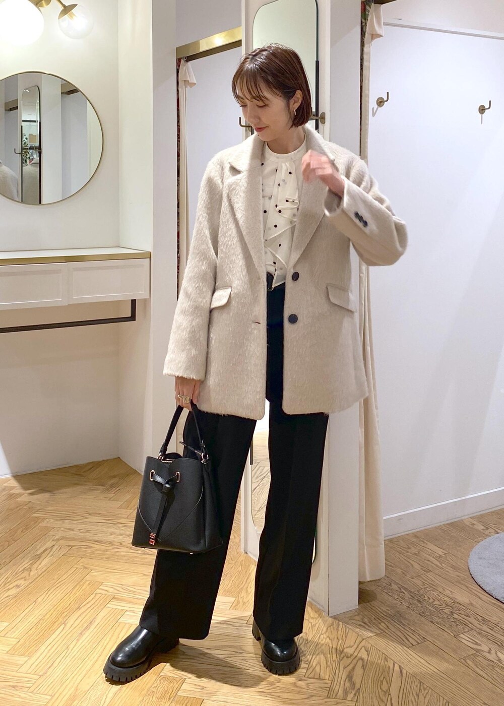 「大人シンプル、きれいめシンプル、きれいめカジュアル、オフィスカジュアル、仕事、仕事着、通勤、通勤服、ブラウスコーデ、ドット柄、ドット柄ブラウス、ワイドパンツ、きちんと感、学校行事、初春コーデ」｜「VISの【ご好評につき追加生産】【2WAY】ハートカットバッグ（ショルダーバッグ、ブラック系）」を使った、eric08さん（レディース・166cm）の冬コーディネートの2枚目の写真