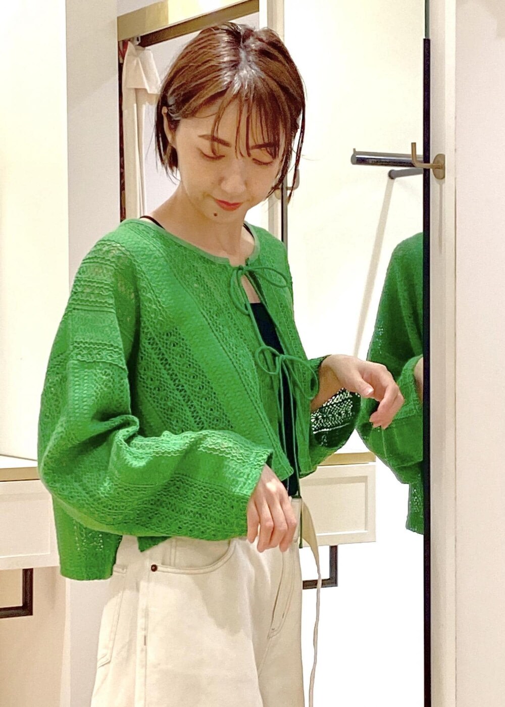 ブラック系のサンダル、ブラック系のキャミソール、ホワイト系のハンドバッグを着用したレディースの夏コーディネートの4枚目の写真