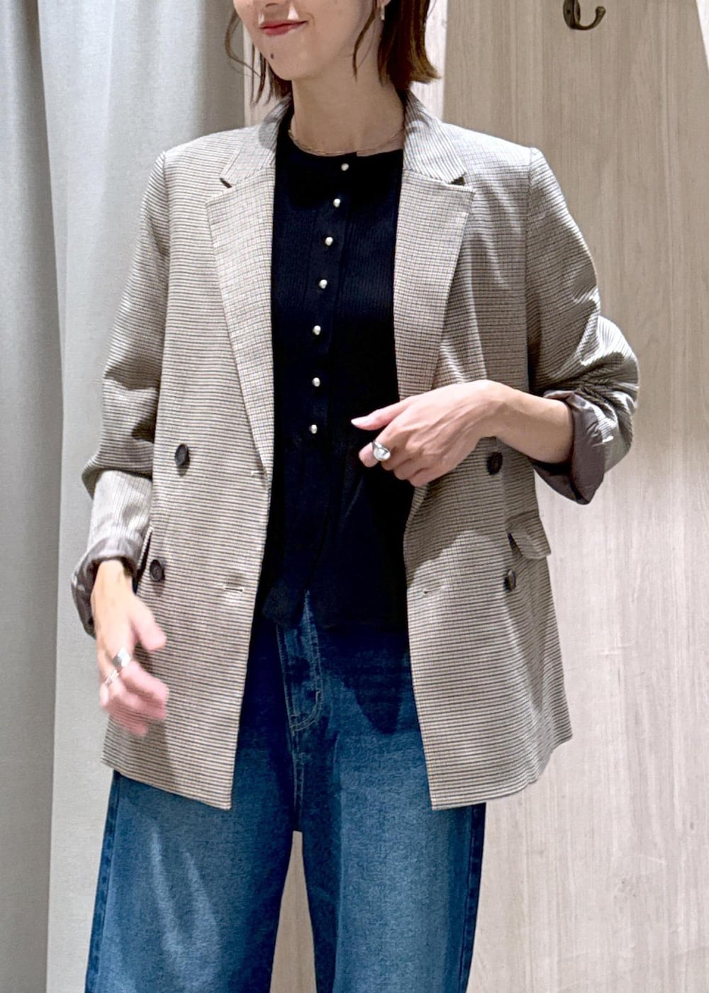 シルバー系のパンプス、グレー系のショルダーバッグ、ブラック系のカーディガン/ボレロを着用したレディースの秋コーディネートの7枚目の写真