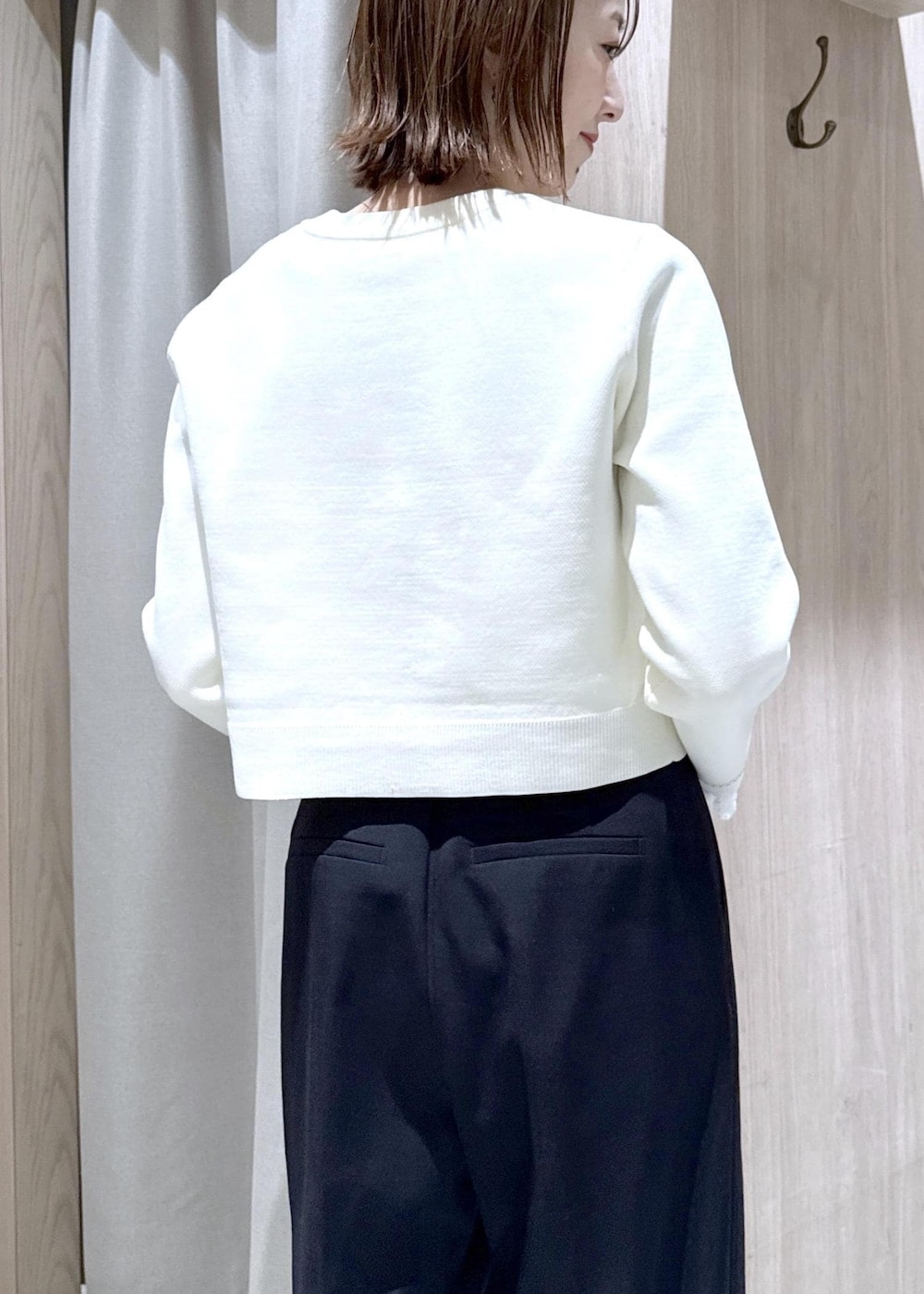 ブラック系のトートバッグ、ブルー系のその他パンツ、ブラック系のローファーを着用したレディースの冬コーディネートの8枚目の写真