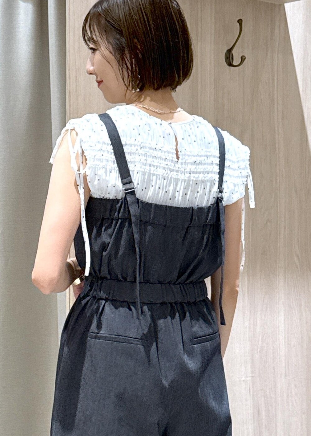 ホワイト系のキャミソール、ホワイト系のシャツ/ブラウス、グリーン系のハンドバッグを着用したレディースの夏コーディネートの10枚目の写真