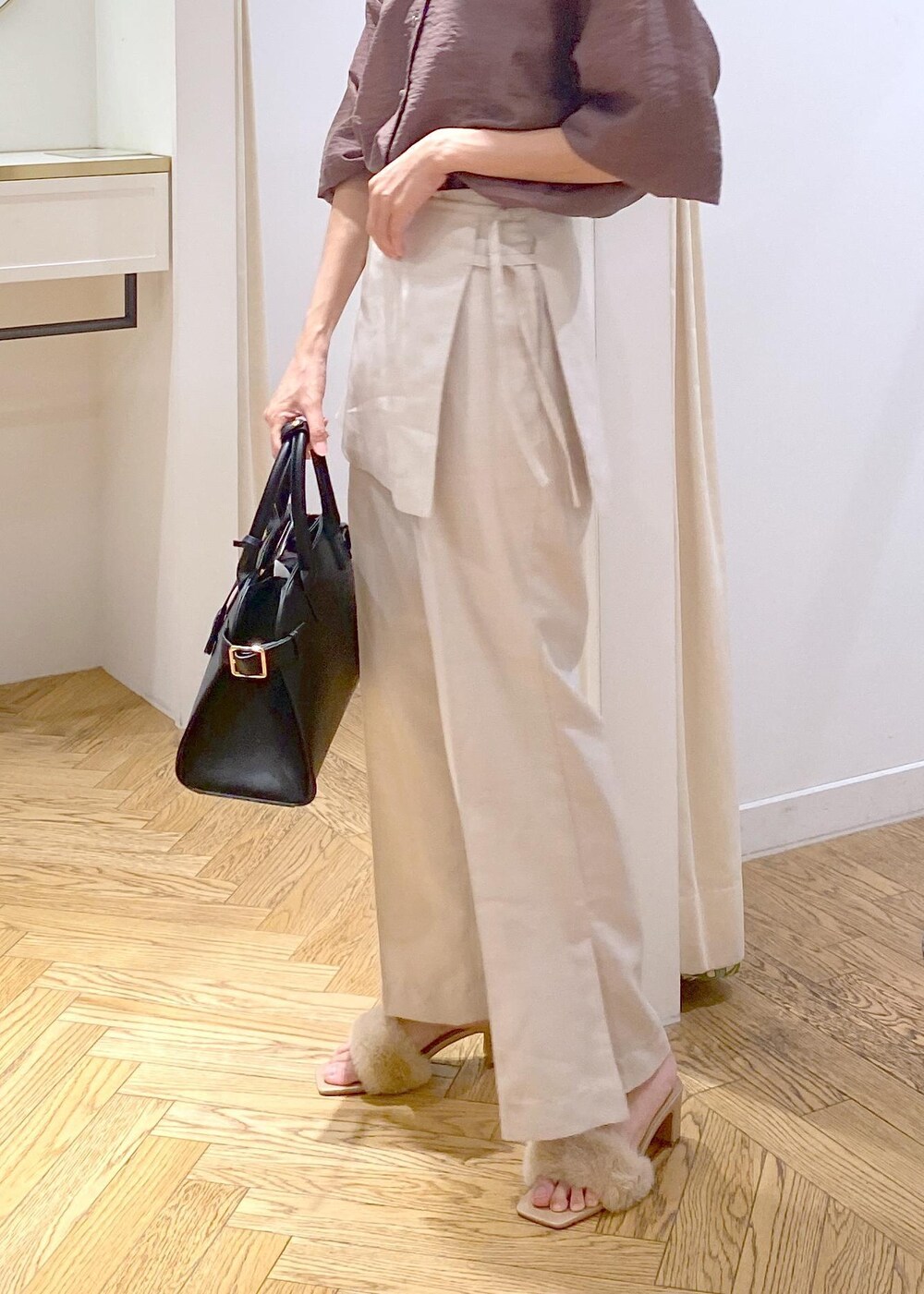 ブラウン系のシャツ/ブラウス、ベージュ系のドレスシューズ、ホワイト系のスラックスを着用したレディースの夏コーディネートの3枚目の写真