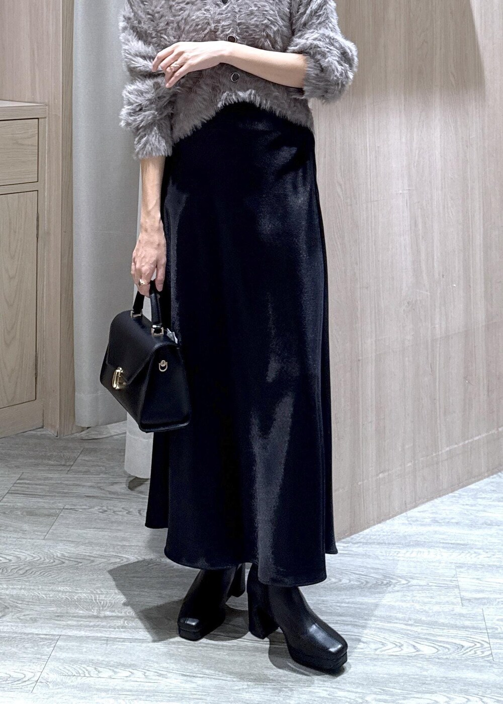 グレー系のカーディガン/ボレロ、グレー系のその他アウター、ブラック系のブーツを着用したレディースの秋コーディネートの9枚目の写真