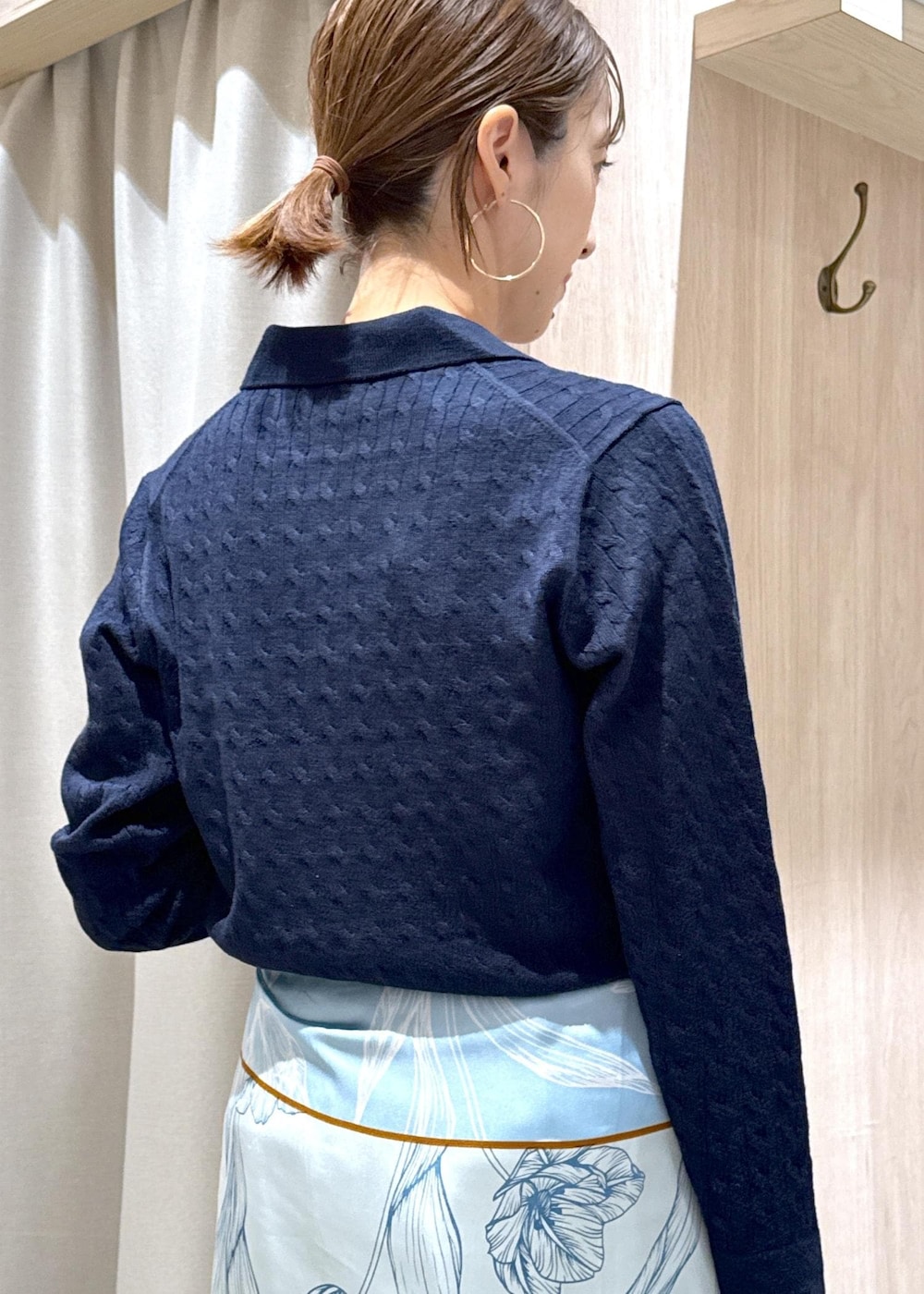 ブラック系のキャミソール、イエロー系のパンプス、ブルー系のカーディガン/ボレロを着用したレディースの秋コーディネートの7枚目の写真