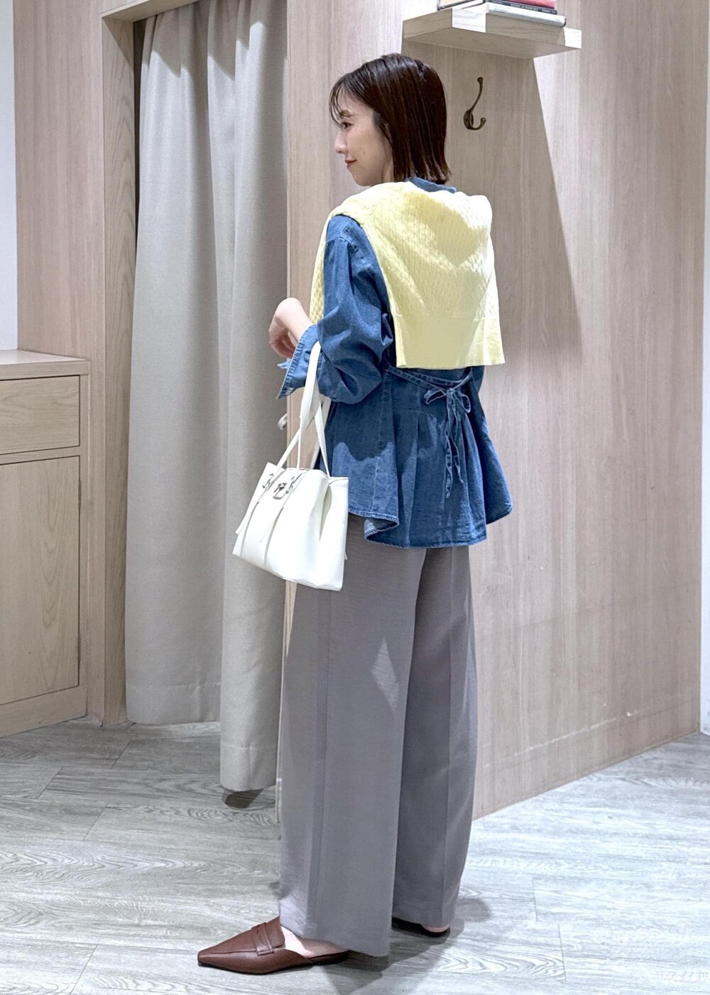 グレー系のその他パンツ、イエロー系のカーディガン/ボレロ、ブルー系のシャツ/ブラウスを着用したレディースの春コーディネートの5枚目の写真
