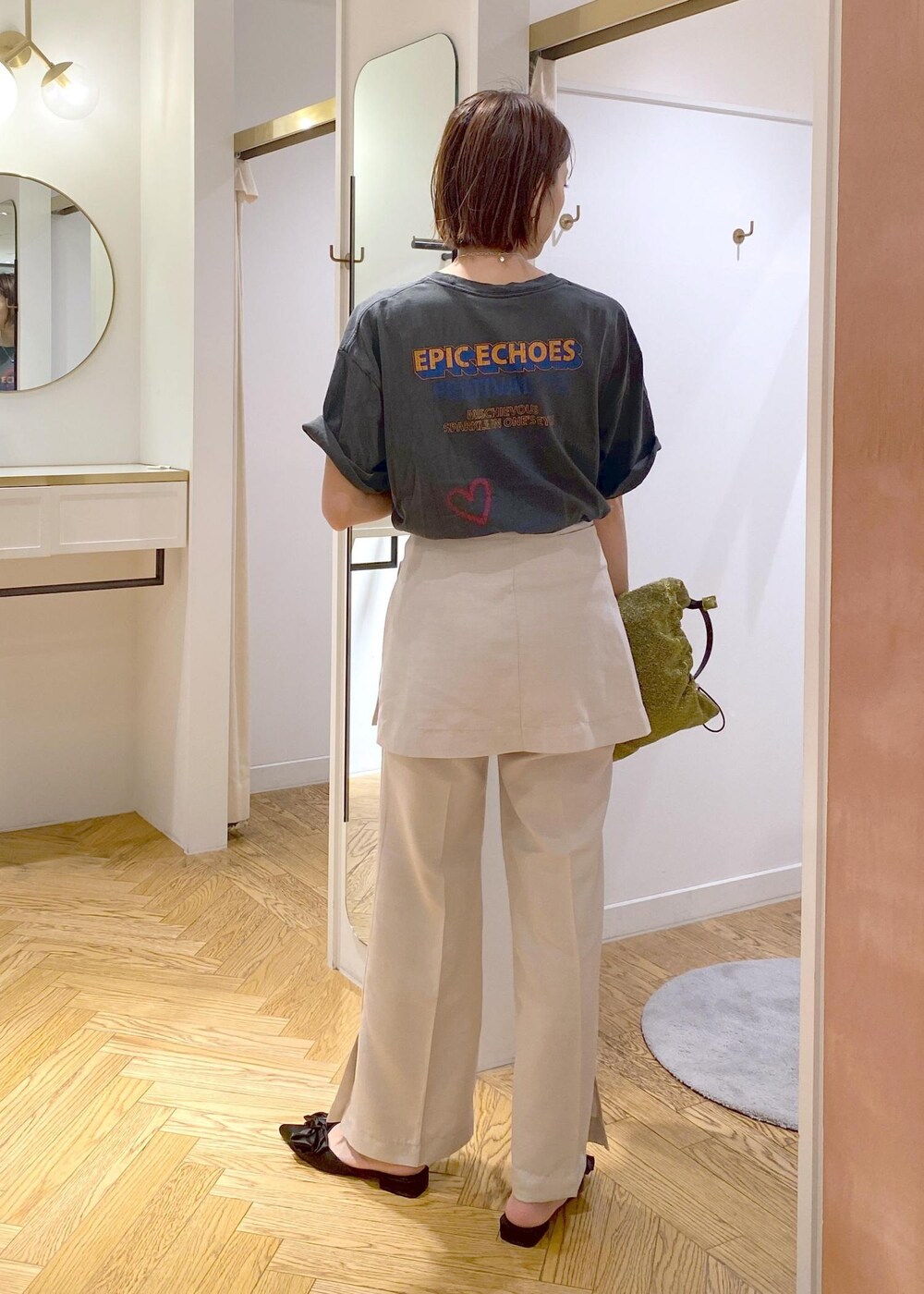 ゴールド系のショルダーバッグ、ブラック系のサンダル、グレー系のTシャツ/カットソーを着用したレディースの夏コーディネートの4枚目の写真