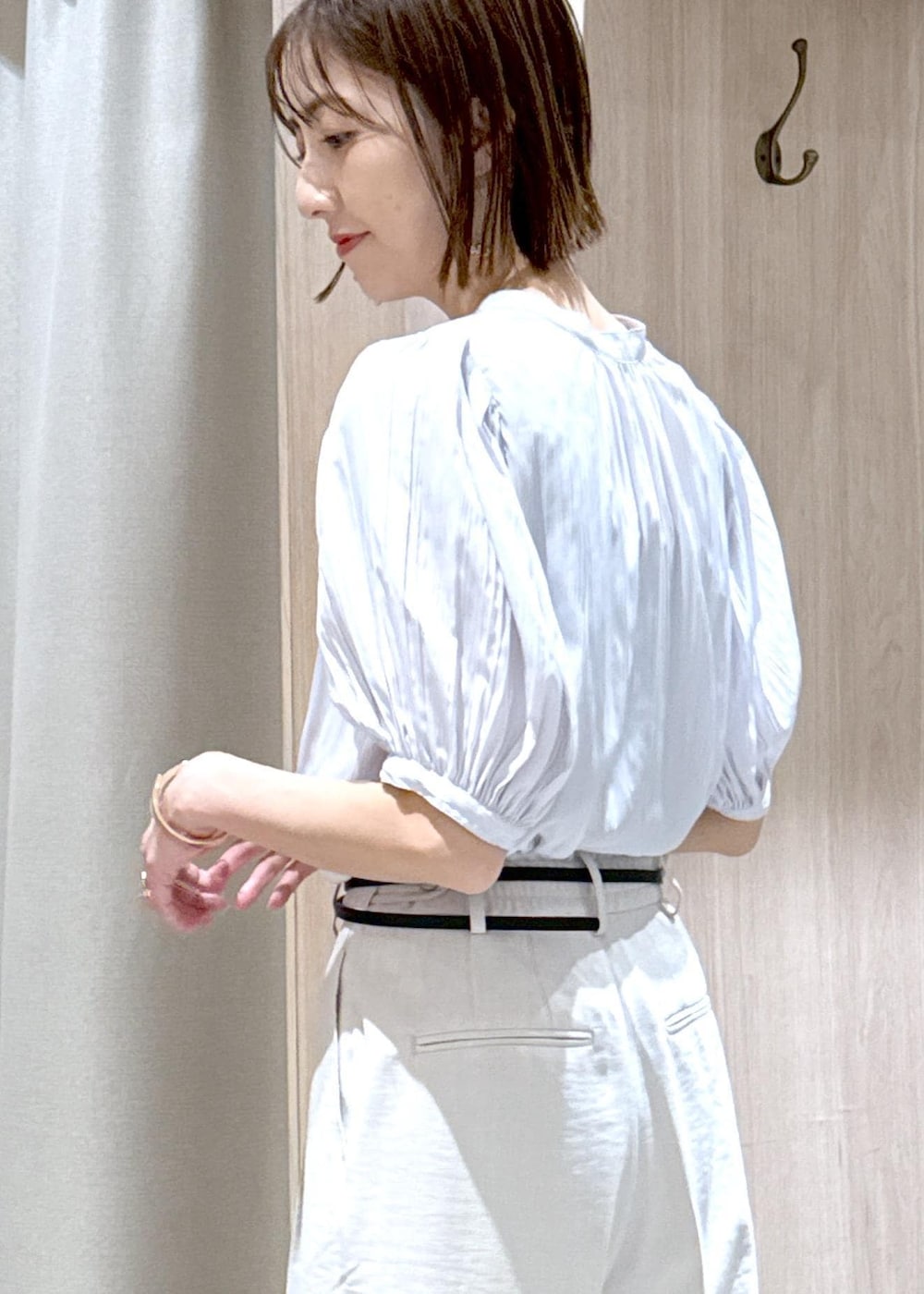 ブラック系のハンドバッグ、ブラック系のカーディガン/ボレロ、ブラック系のパンプスを着用したレディースの春コーディネートの9枚目の写真