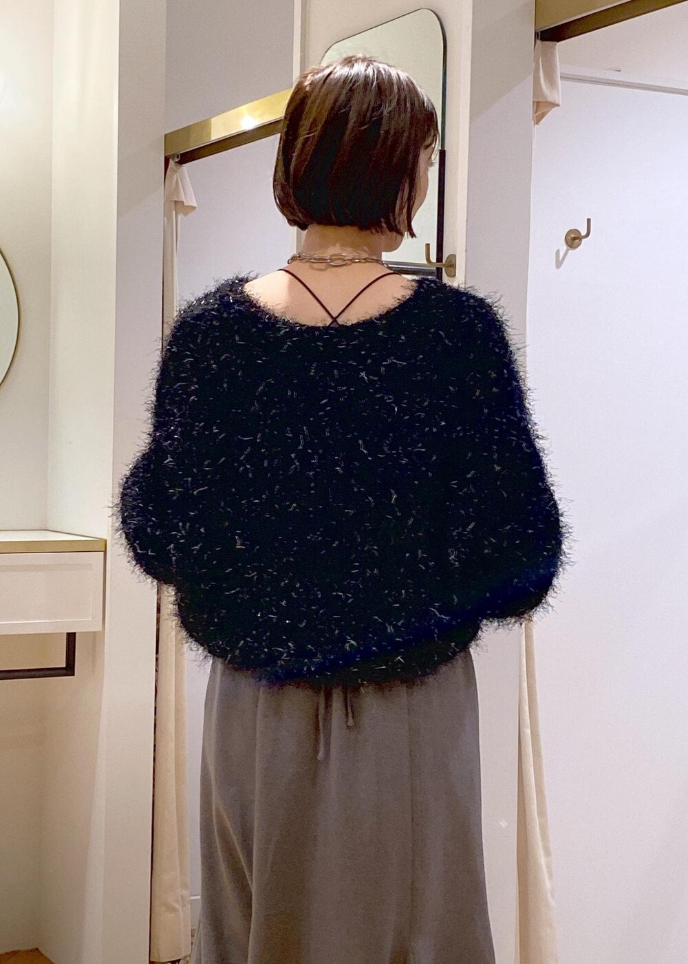 ホワイト系のブーツ、グレー系のスカート、ホワイト系のダウンジャケット/コートを着用したレディースの冬コーディネートの10枚目の写真