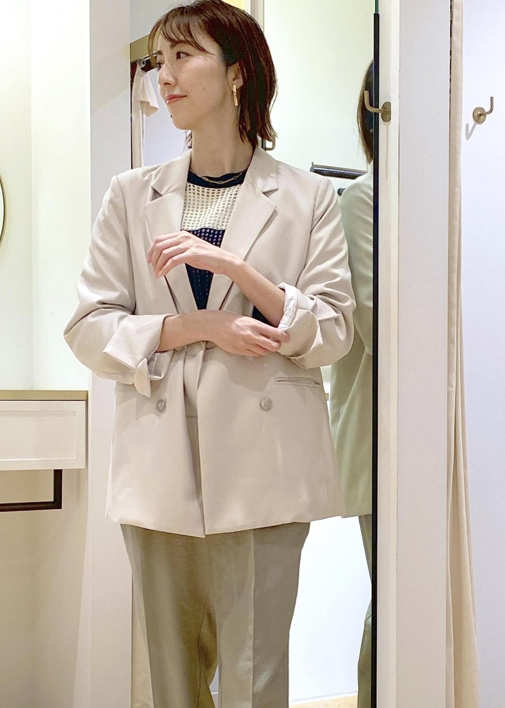 ホワイト系のローファー、ブラック系のショルダーバッグ、ブルー系のニット/セーターを着用したレディースの春コーディネートの3枚目の写真