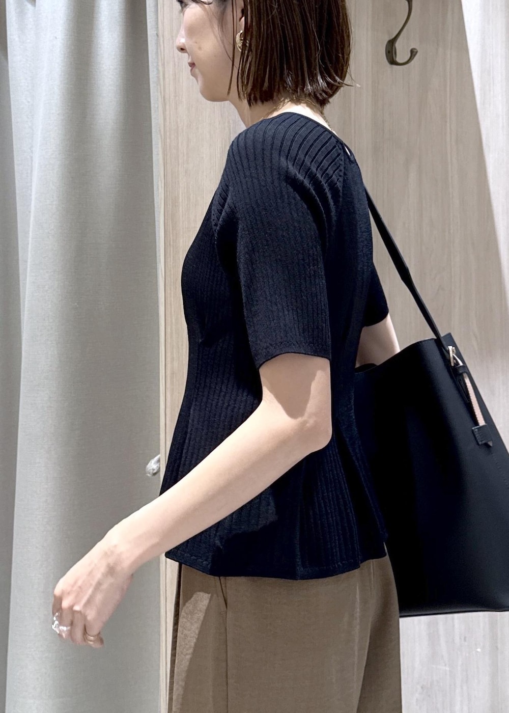 ブラック系のトートバッグ、ブラック系のパンプス、ブラック系のカーディガン/ボレロを着用したレディースの夏コーディネートの9枚目の写真