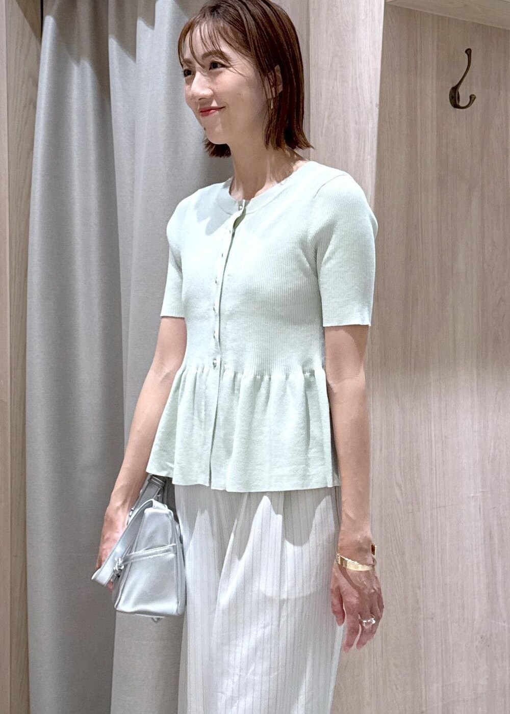 シルバー系のパンプス、グリーン系のカーディガン/ボレロ、ホワイト系のその他パンツを着用したレディースの夏コーディネートの8枚目の写真