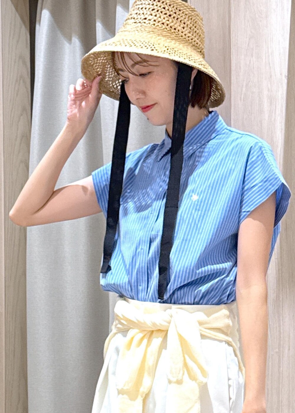 ブラック系のサンダル、ホワイト系のカーディガン/ボレロ、ブルー系のシャツ/ブラウスを着用したレディースの夏コーディネートの7枚目の写真