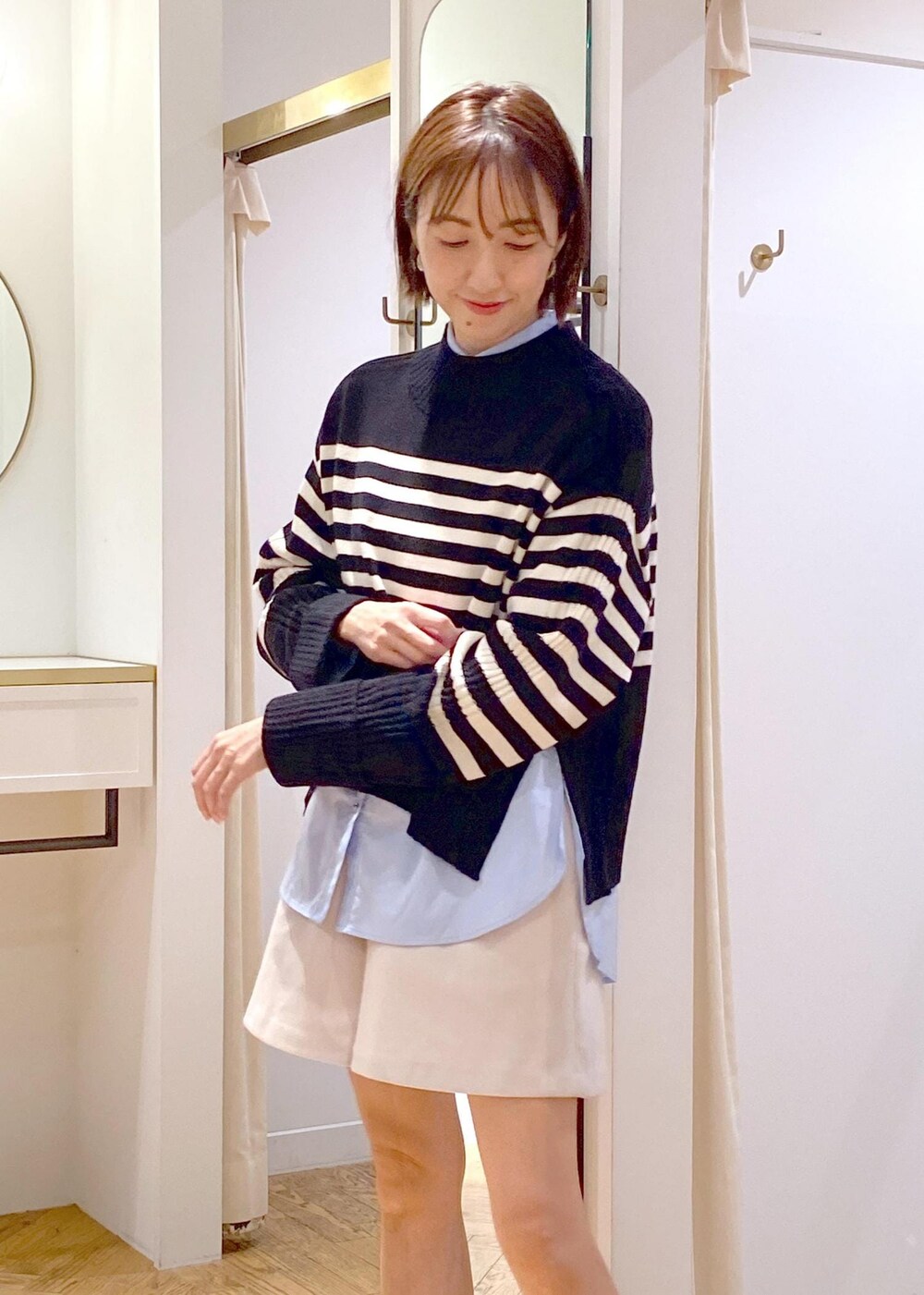 ブルー系のシャツ/ブラウス、ブラック系のブーツ、ブラック系のブルゾンを着用したレディースの秋コーディネートの6枚目の写真