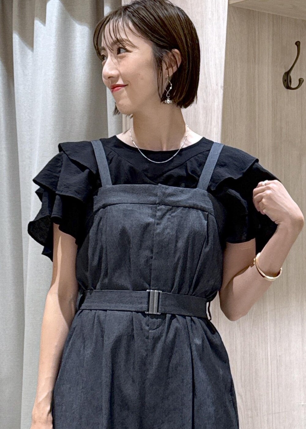 ホワイト系のサンダル、ブラック系のシャツ/ブラウス、シルバー系のハンドバッグを着用したレディースの夏コーディネートの7枚目の写真