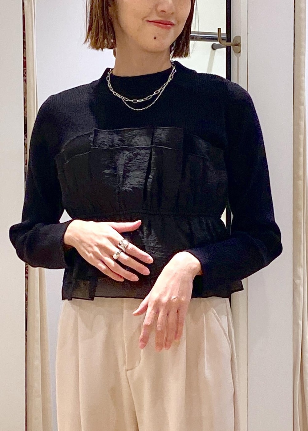 ブラック系のパンプス、ブラック系のニット/セーター、ベージュ系のその他パンツを着用したレディースの冬コーディネートの7枚目の写真