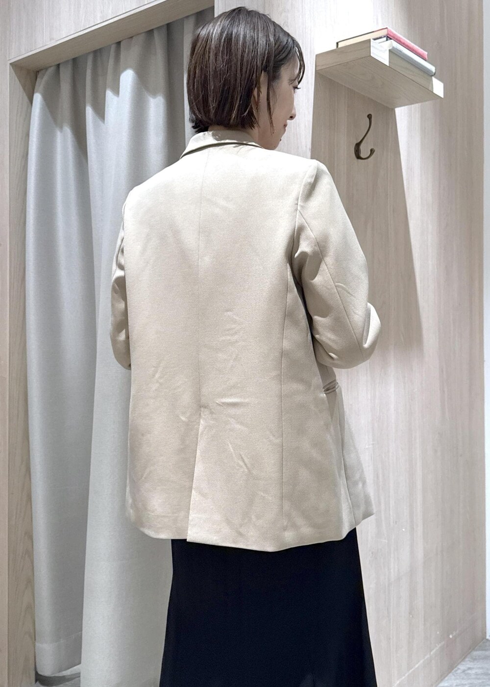 ブラック系のハンドバッグ、ブルー系のシャツ/ブラウス、ベージュ系のテーラードジャケットを着用したレディースの秋コーディネートの7枚目の写真