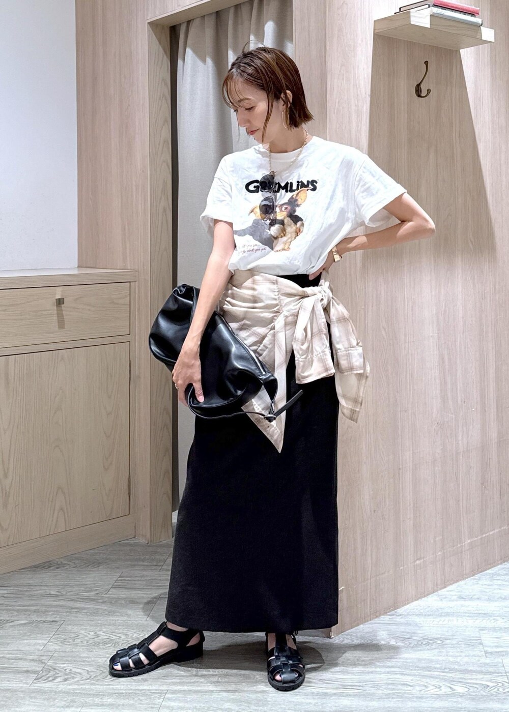 グレー系のスカート、ベージュ系のシャツ/ブラウス、ホワイト系のTシャツ/カットソーを着用したレディースの夏コーディネートの5枚目の写真