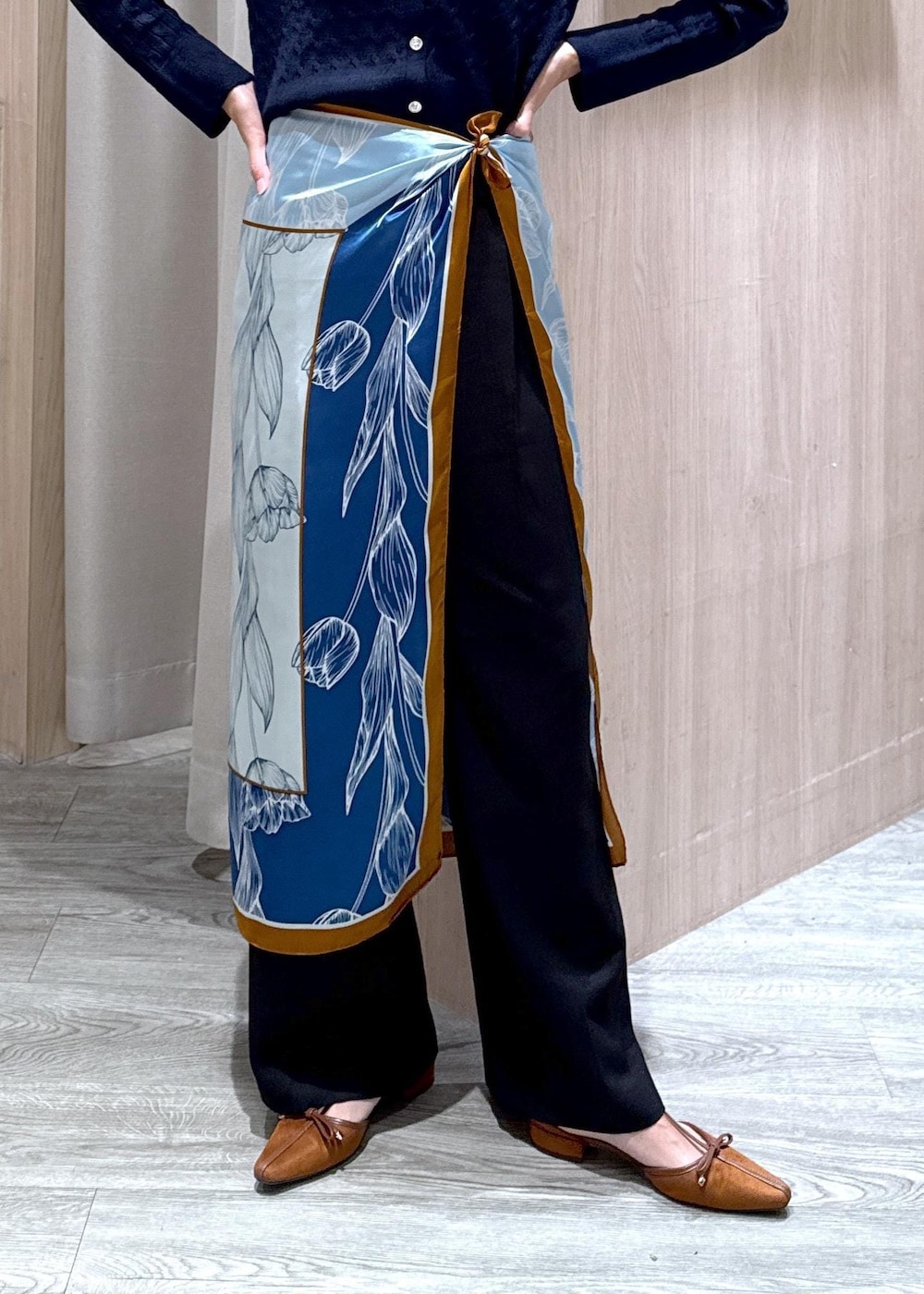 ブラック系のキャミソール、イエロー系のパンプス、ブルー系のカーディガン/ボレロを着用したレディースの秋コーディネートの8枚目の写真