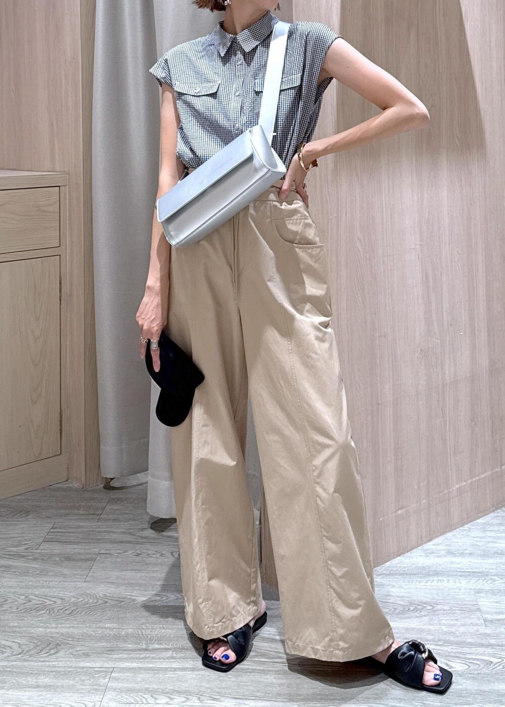 ブラック系のサンダル、ブラック系のシャツ/ブラウス、ベージュ系のその他パンツを着用したレディースの夏コーディネートの5枚目の写真