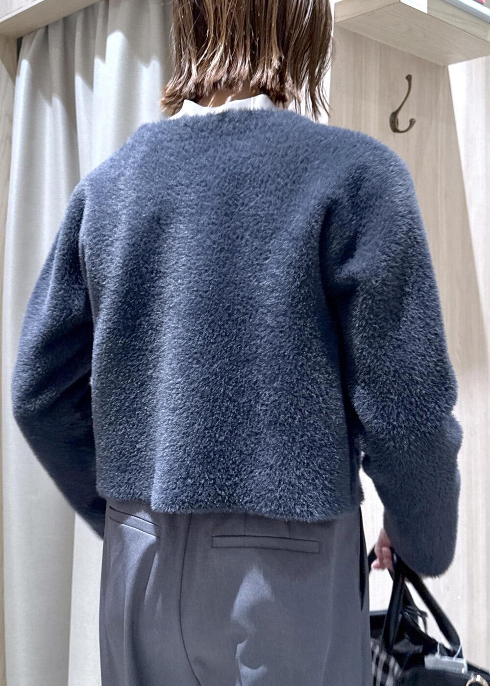 ブルー系のカーディガン/ボレロ、グレー系のその他パンツ、ホワイト系のシャツ/ブラウスを着用したレディースの冬コーディネートの9枚目の写真